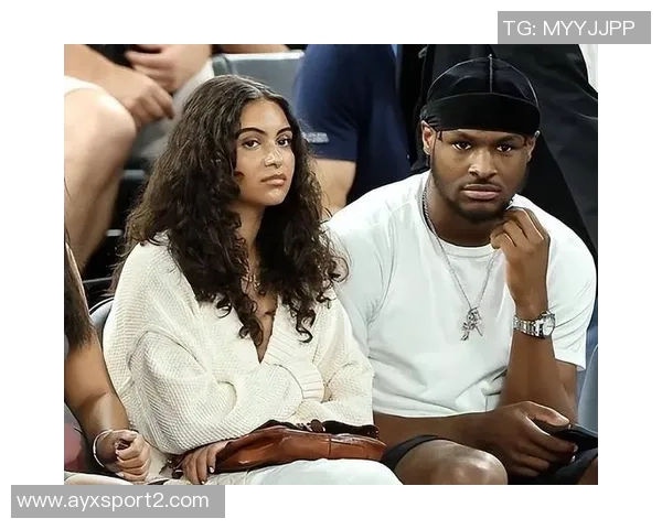 詹姆斯与儿子布朗尼打高尔夫分享珍贵亲子时光感悟人生乐趣